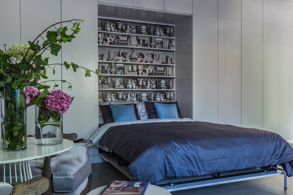 На фото: маленькая гостевая спальня (комната для гостей) в стиле фьюжн с серыми стенами и бетонным полом без камина для на участке и в саду с