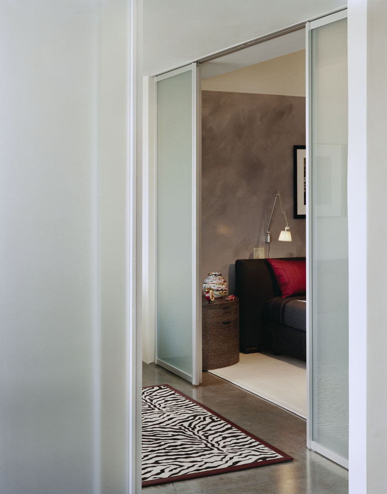 Modernes Schlafzimmer mit grauer Wandfarbe und Betonboden in Boston