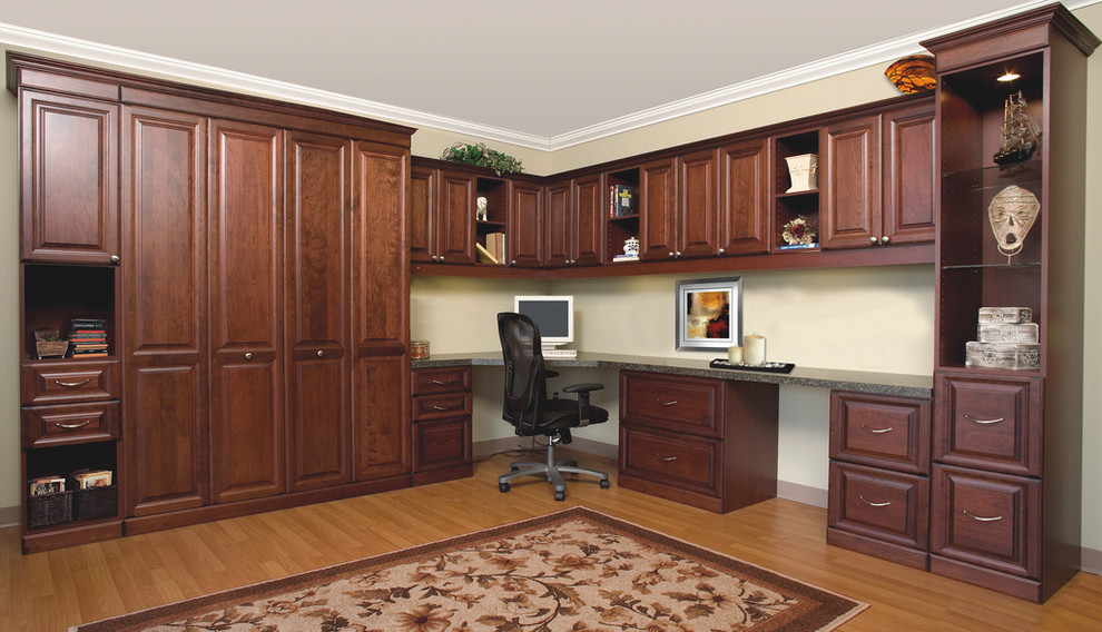 Modelo de habitación de invitados clásica de tamaño medio sin chimenea con paredes beige, suelo de madera clara y suelo marrón