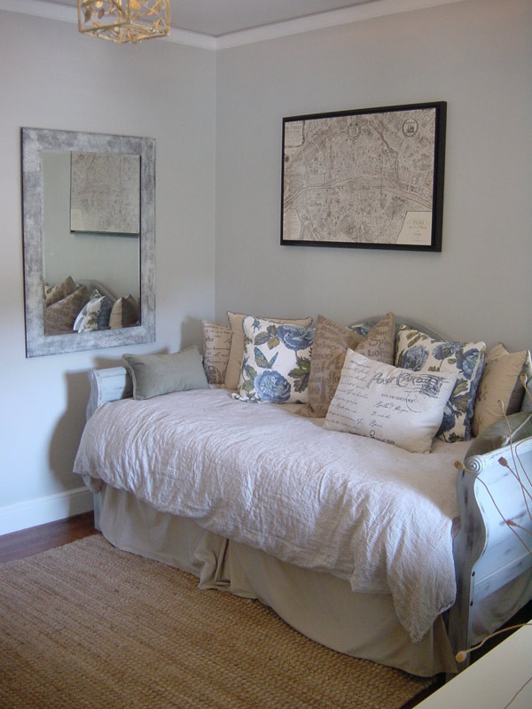Foto di una piccola camera da letto stile shabby con pareti grigie e parquet scuro