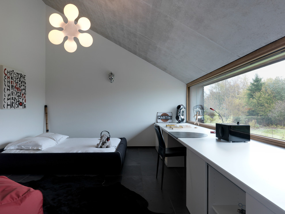 На фото: спальня в современном стиле с белыми стенами