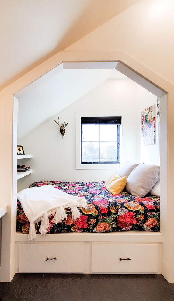 На фото: маленькая гостевая спальня (комната для гостей) в стиле фьюжн с белыми стенами, полом из винила и серым полом для на участке и в саду