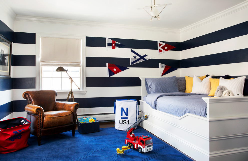 Modelo de habitación de invitados clásica renovada, grande, con paredes multicolor, moqueta y suelo azul
