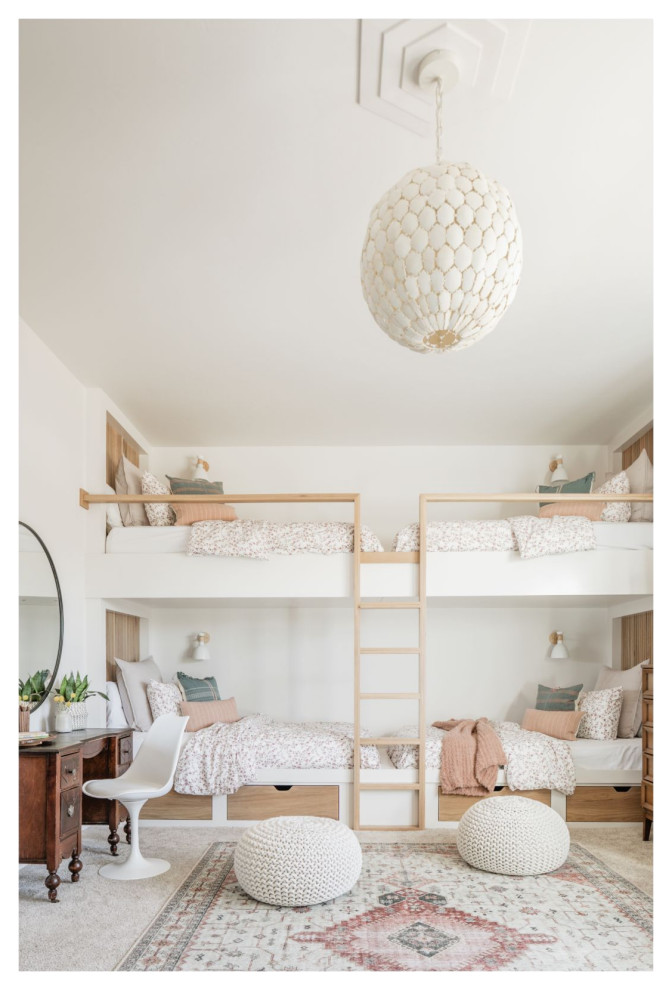 На фото: спальня среднего размера на антресоли в стиле неоклассика (современная классика) с белыми стенами, ковровым покрытием, бежевым полом и сводчатым потолком с