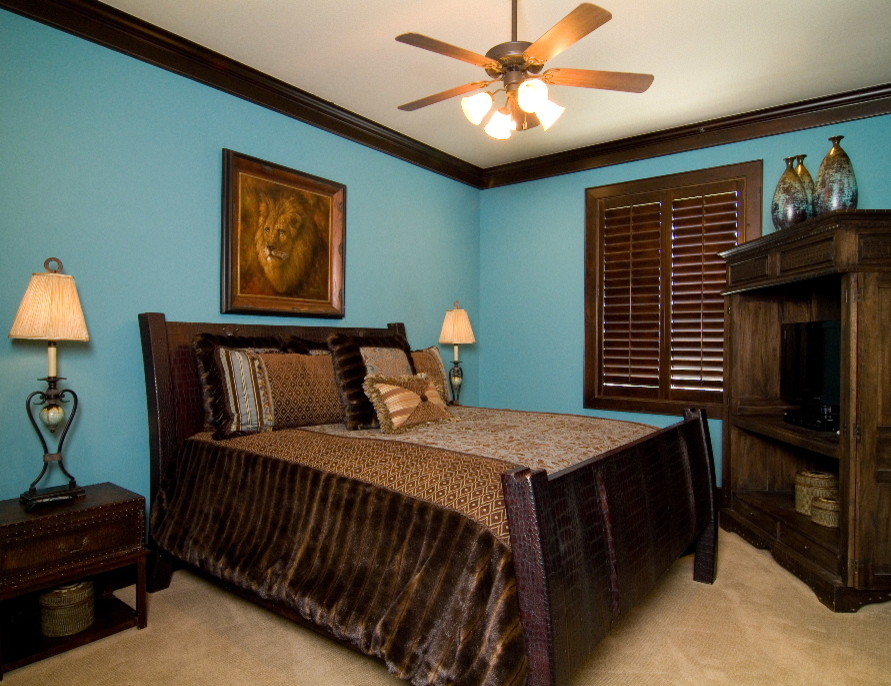 Mid-sized elegant guest carpeted bedroom photo in Houston with blue walls