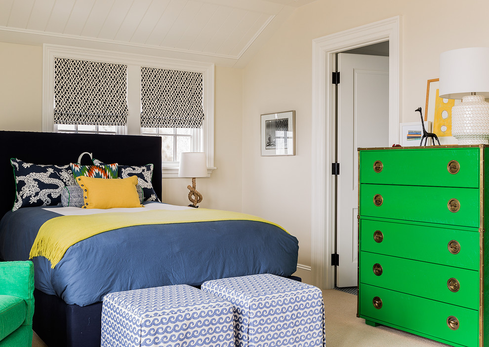 Immagine di una camera da letto stile marinaro con pareti beige e moquette