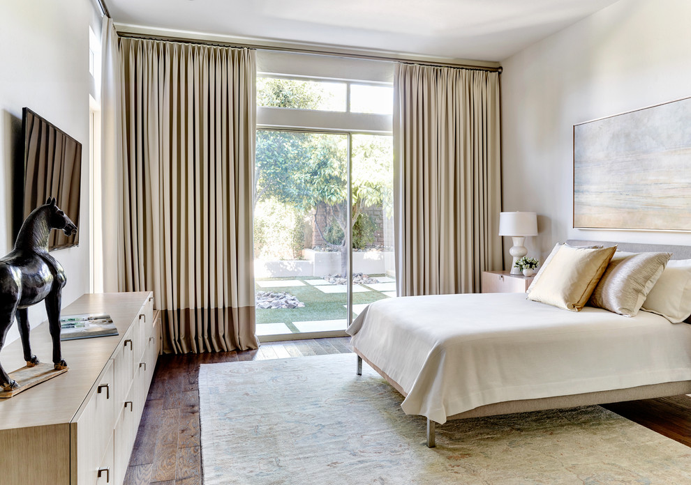 Mittelgroßes Modernes Hauptschlafzimmer ohne Kamin mit weißer Wandfarbe und braunem Holzboden in Phoenix