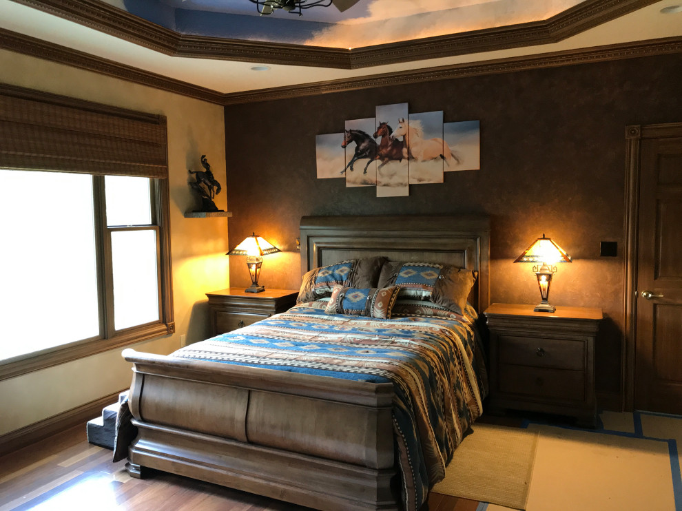 Großes Mediterranes Hauptschlafzimmer mit braunem Holzboden und Kassettendecke in Sonstige