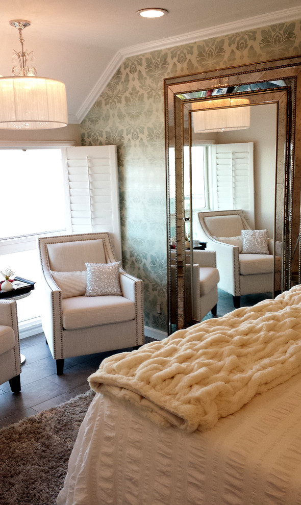 Стильный дизайн: хозяйская спальня среднего размера в современном стиле с зелеными стенами и полом из керамогранита - последний тренд