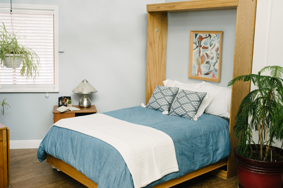 Стильный дизайн: гостевая спальня среднего размера, (комната для гостей) в морском стиле с синими стенами и пробковым полом без камина - последний тренд