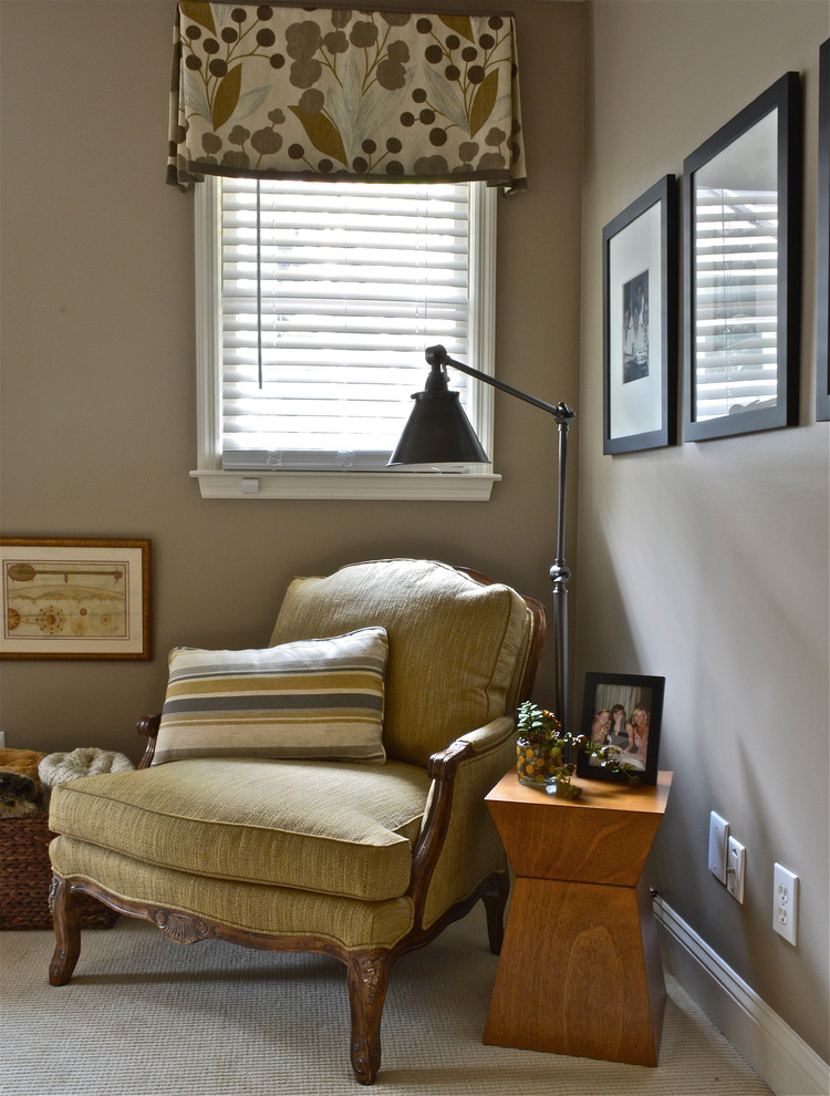 Foto de habitación de invitados tradicional renovada de tamaño medio con paredes beige y moqueta