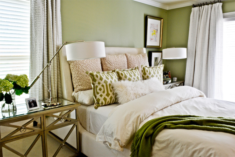 Ejemplo de dormitorio principal clásico renovado de tamaño medio con paredes verdes y suelo de madera oscura