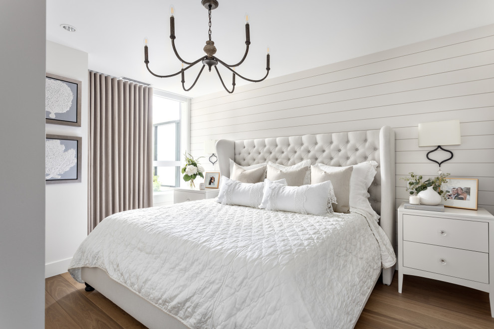 Источник вдохновения для домашнего уюта: спальня в стиле кантри с белыми стенами, паркетным полом среднего тона, коричневым полом и стенами из вагонки