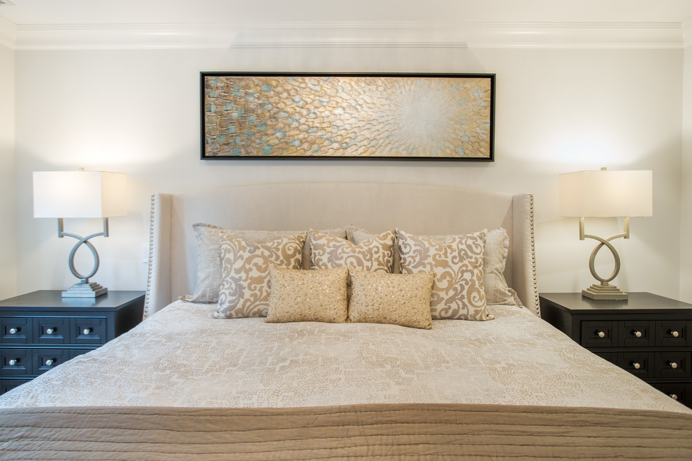 Diseño de dormitorio principal clásico de tamaño medio con paredes blancas, moqueta y suelo gris