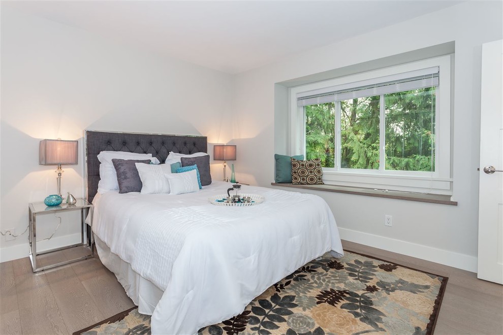 Идея дизайна: маленькая гостевая спальня (комната для гостей) в стиле модернизм с серыми стенами и светлым паркетным полом для на участке и в саду