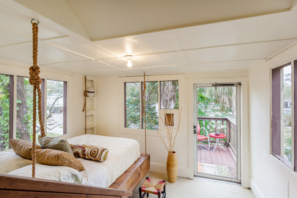 Свежая идея для дизайна: маленькая хозяйская спальня в классическом стиле с деревянным полом для на участке и в саду - отличное фото интерьера