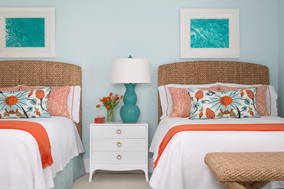 Idee per una camera da letto costiera con pareti blu, moquette e pavimento grigio