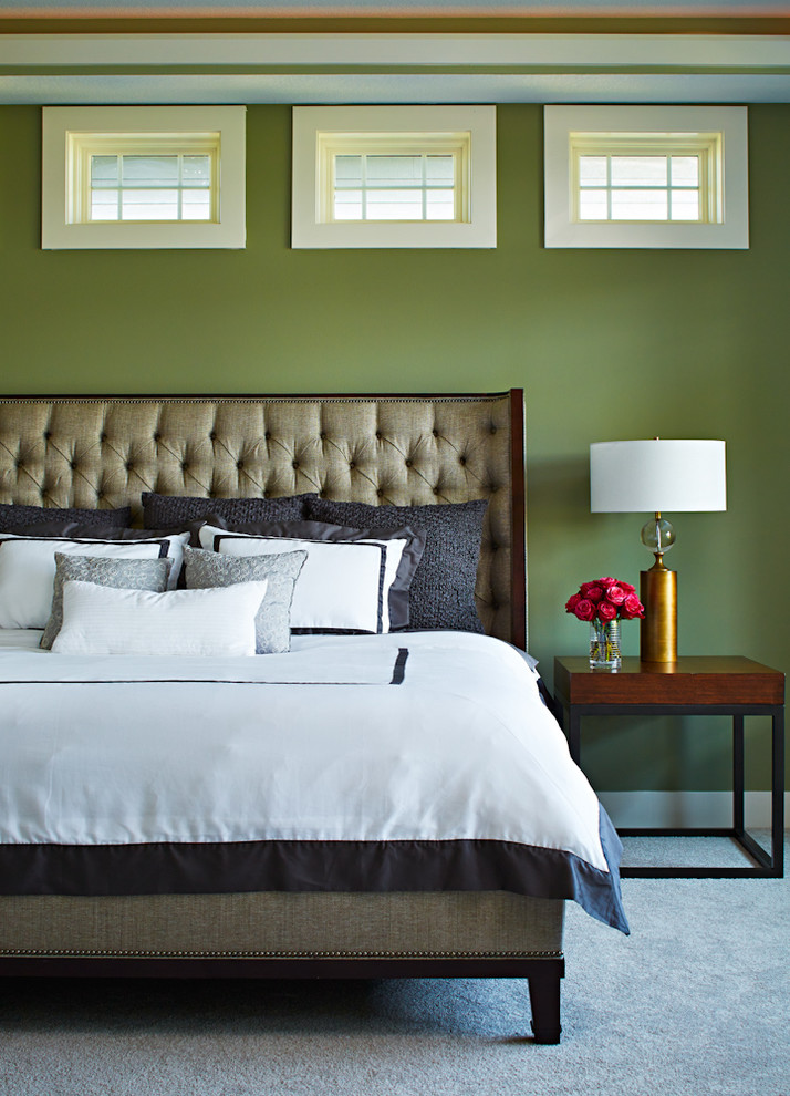 他の地域にある広いコンテンポラリースタイルのおしゃれな主寝室 (緑の壁、カーペット敷き)