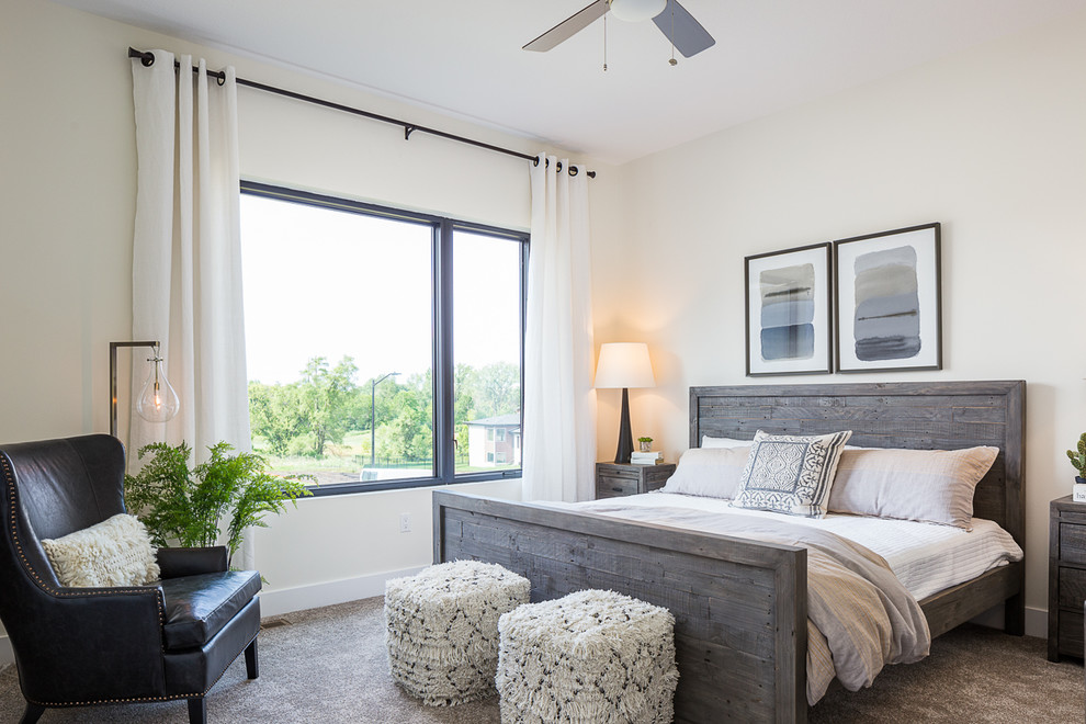 Imagen de habitación de invitados clásica renovada de tamaño medio con paredes blancas, moqueta y suelo gris