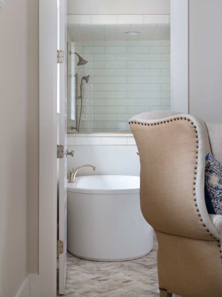 Idee per una grande stanza da bagno minimal con pareti beige