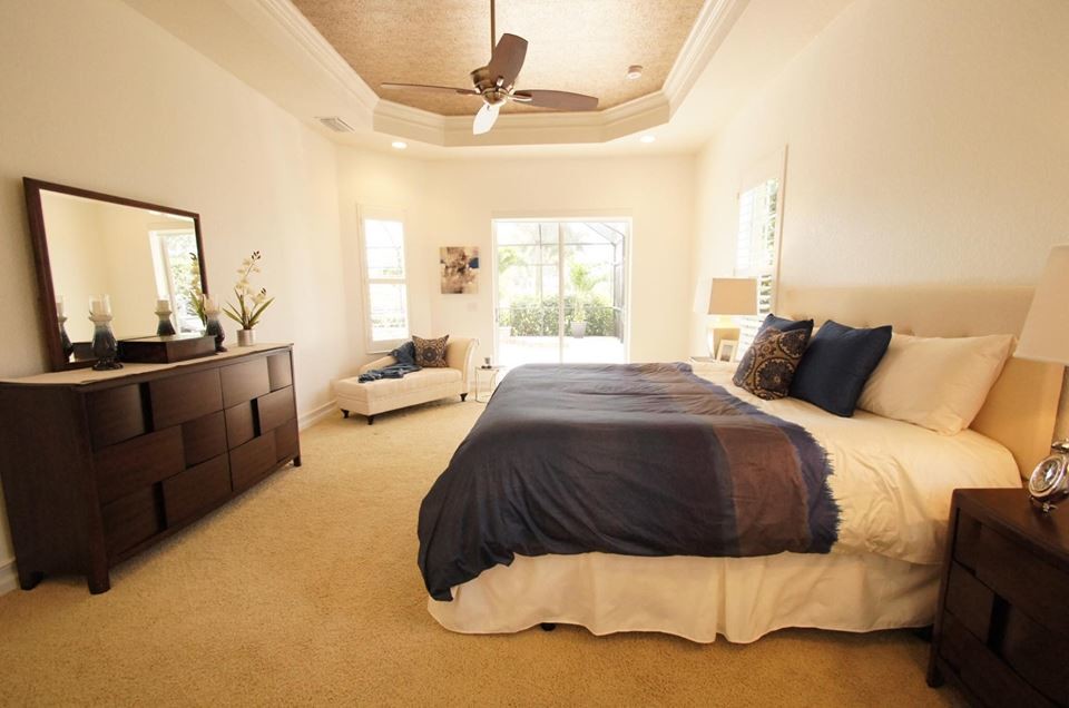 Cette photo montre une chambre chic de taille moyenne avec un mur beige et aucune cheminée.