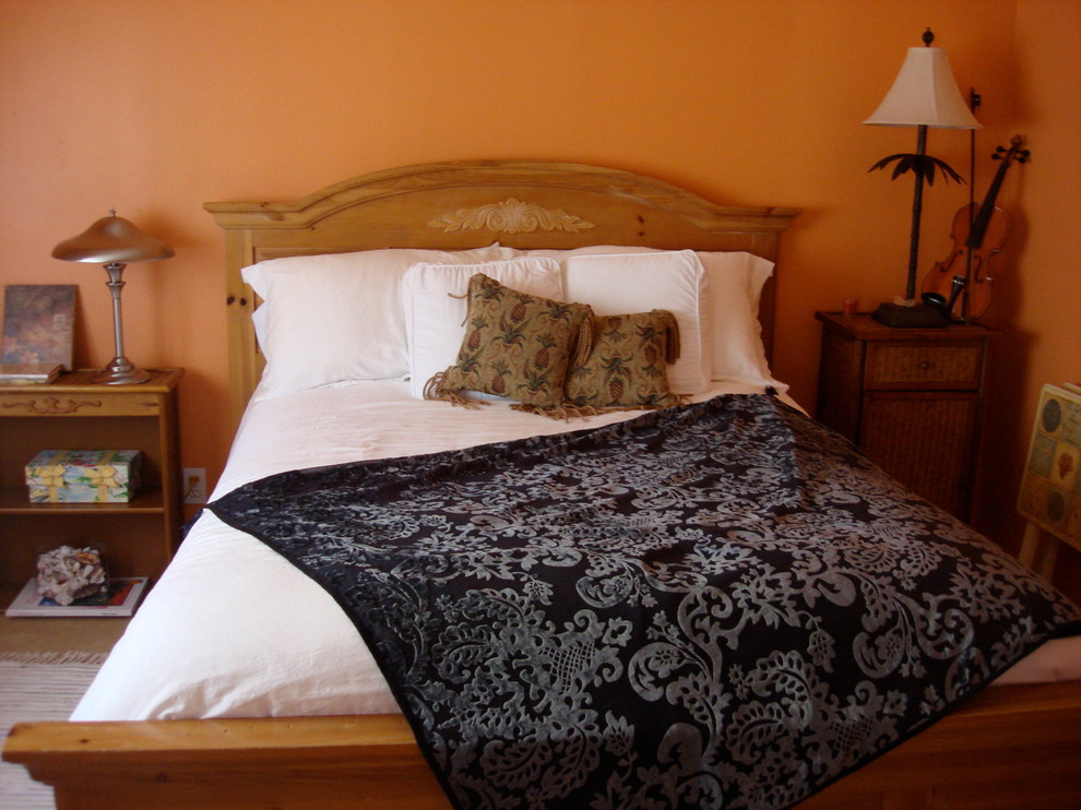 Bild på ett mellanstort eklektiskt gästrum, med orange väggar, ljust trägolv och beiget golv