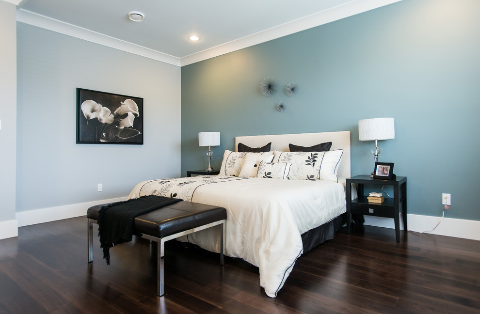 Mittelgroßes Modernes Hauptschlafzimmer mit blauer Wandfarbe und braunem Holzboden in Vancouver