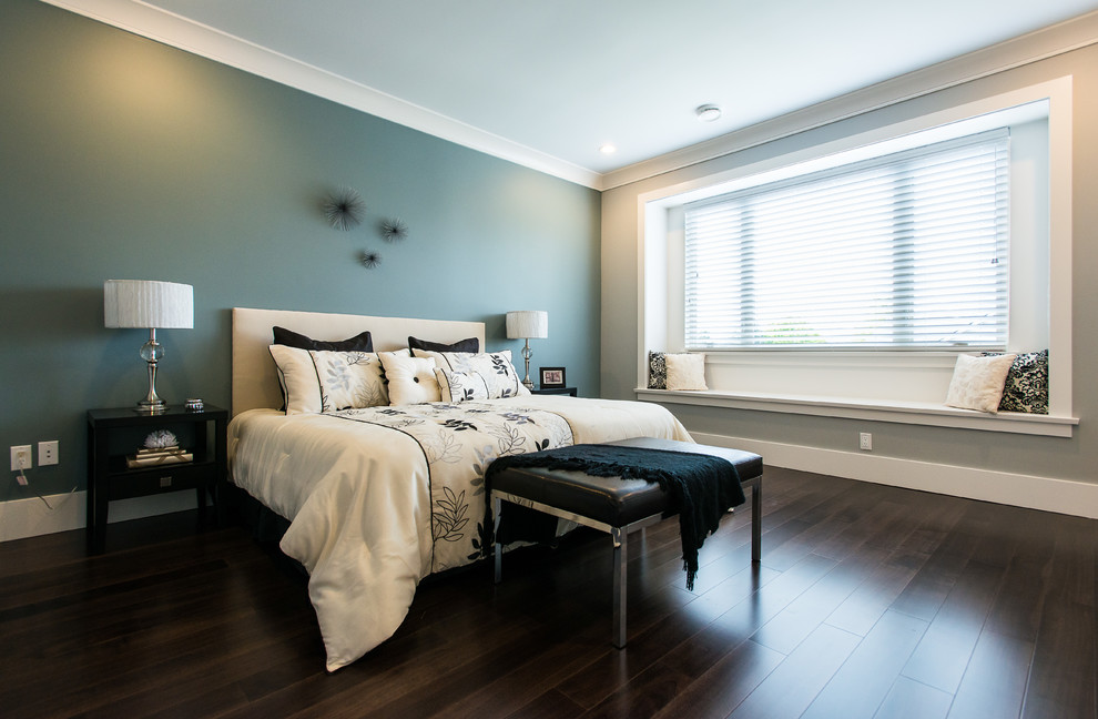 Mittelgroßes Modernes Hauptschlafzimmer mit blauer Wandfarbe und braunem Holzboden in Vancouver