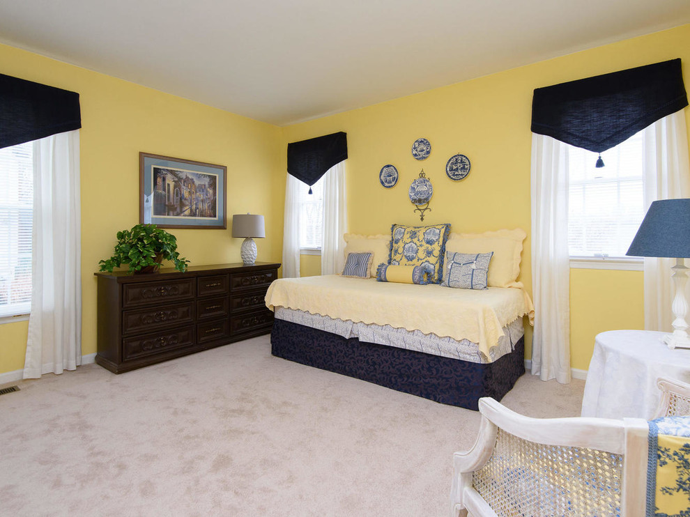 Пример оригинального дизайна: гостевая спальня среднего размера, (комната для гостей) в классическом стиле с желтыми стенами и ковровым покрытием