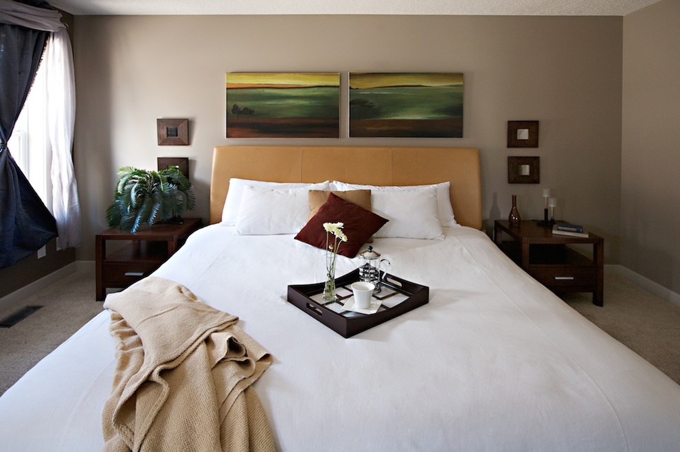 Großes Modernes Hauptschlafzimmer mit brauner Wandfarbe und Teppichboden in Perth