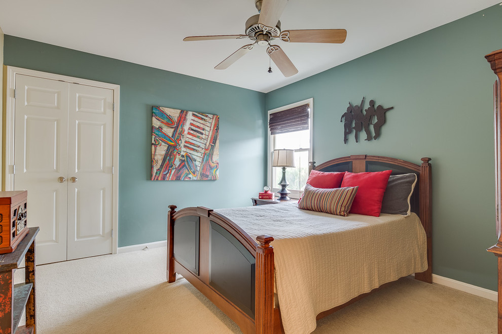 Immagine di una camera degli ospiti chic di medie dimensioni con pareti blu e moquette