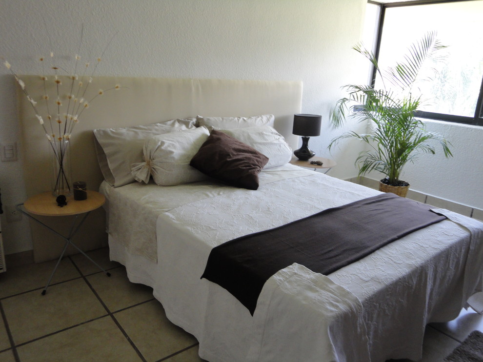 Idee per una camera da letto stile loft minimalista di medie dimensioni con pareti bianche e pavimento con piastrelle in ceramica