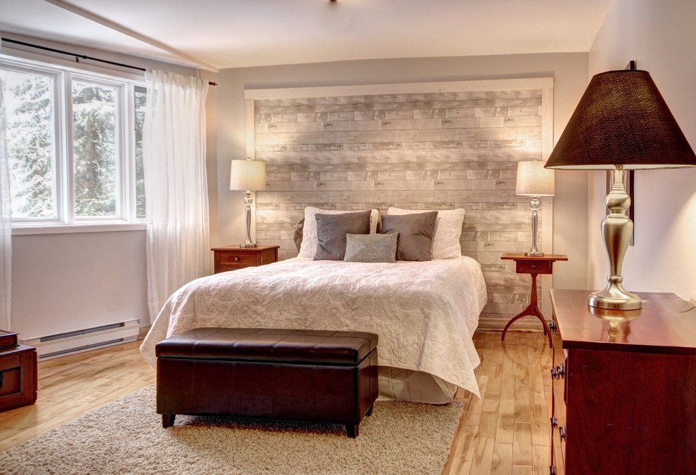 Источник вдохновения для домашнего уюта: гостевая спальня (комната для гостей) в стиле кантри с серыми стенами и светлым паркетным полом