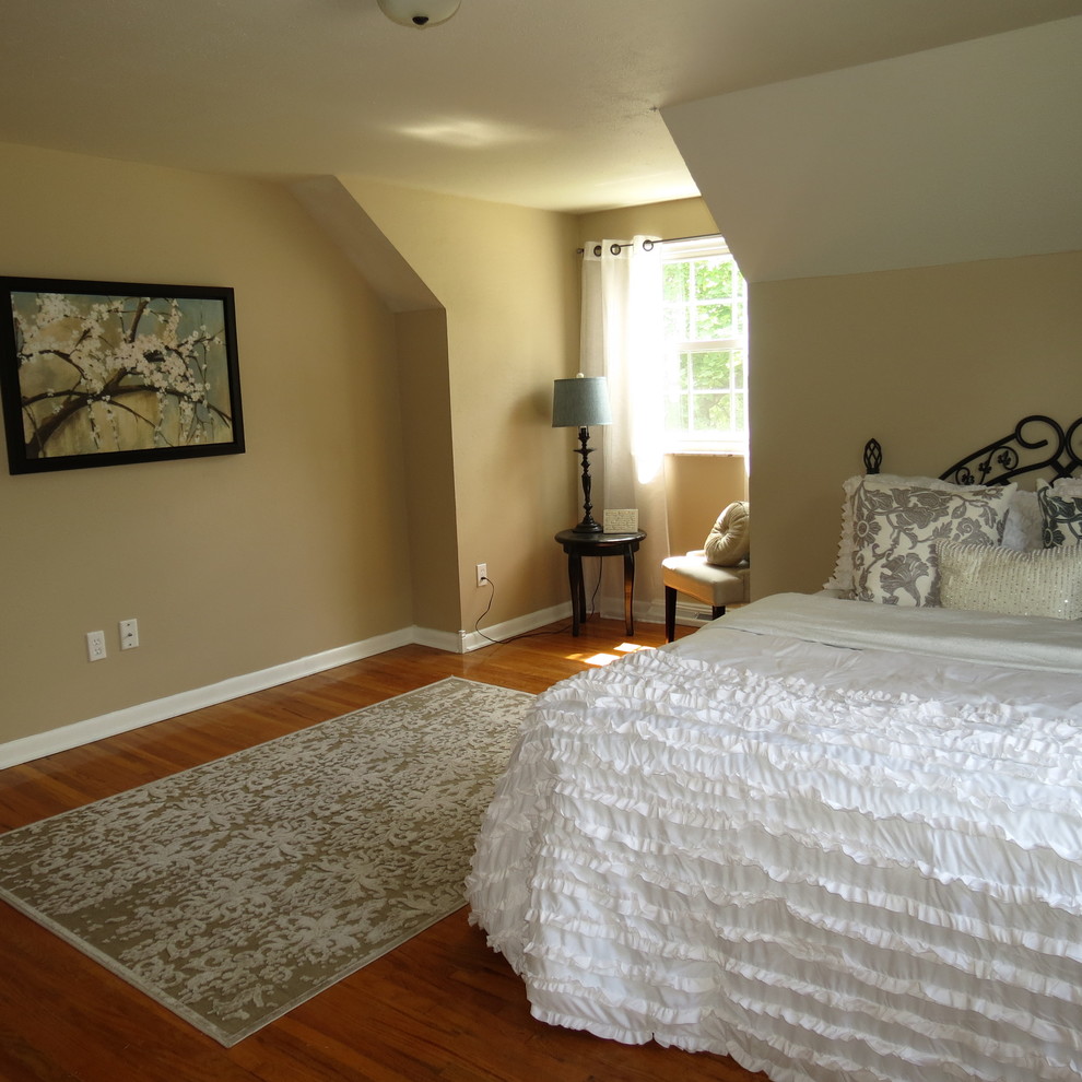 Imagen de habitación de invitados tradicional grande con paredes beige y suelo de madera clara