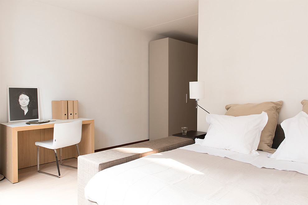 На фото: спальня в стиле модернизм с белыми стенами с