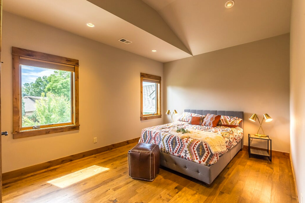Großes Uriges Gästezimmer ohne Kamin mit beiger Wandfarbe, braunem Holzboden und braunem Boden in Denver