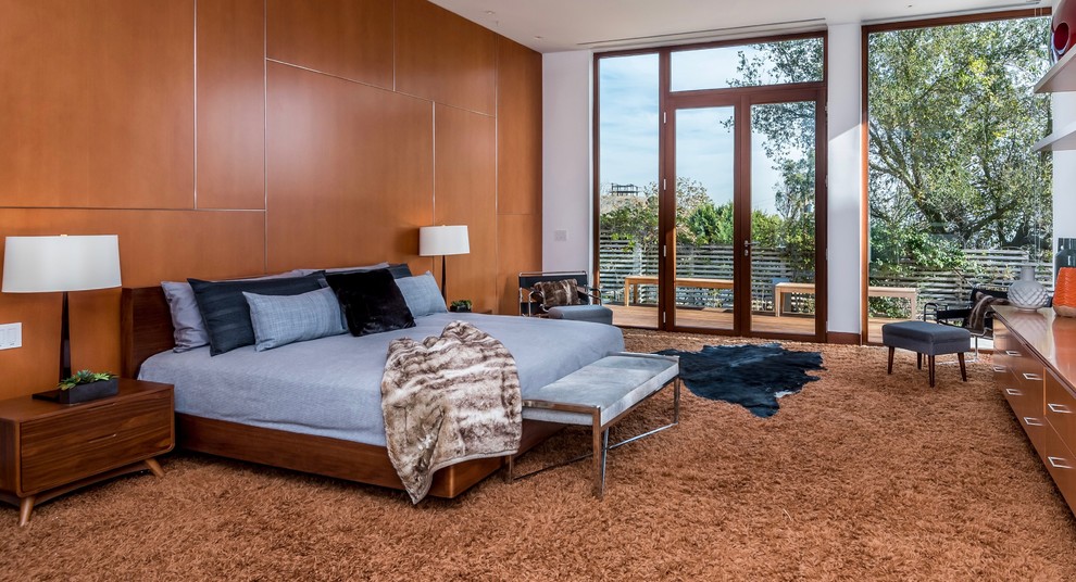 Modernes Schlafzimmer mit weißer Wandfarbe und Teppichboden in Los Angeles
