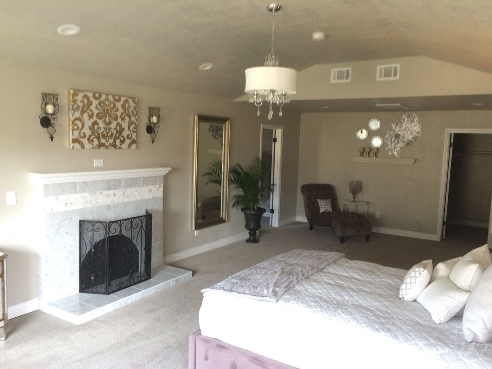 サンディエゴにある中くらいなトラディショナルスタイルのおしゃれな客用寝室 (ベージュの壁、カーペット敷き、標準型暖炉、石材の暖炉まわり) のレイアウト