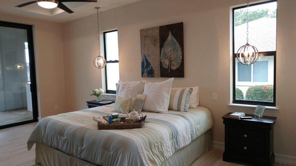 Modelo de dormitorio principal tradicional renovado de tamaño medio con paredes beige y suelo de baldosas de cerámica