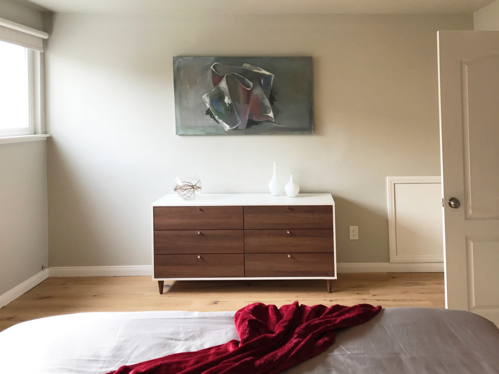 Foto de dormitorio principal ecléctico de tamaño medio con paredes grises y suelo de madera clara