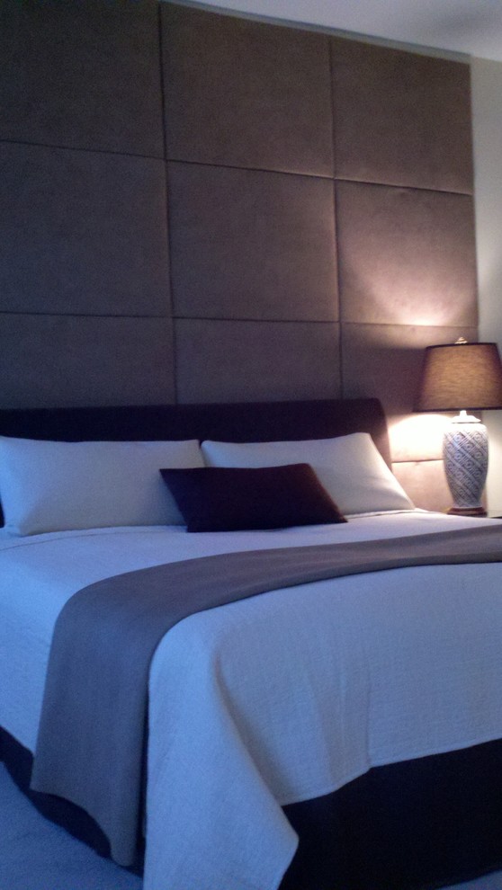 Стильный дизайн: спальня среднего размера на антресоли в стиле модернизм с фиолетовыми стенами - последний тренд
