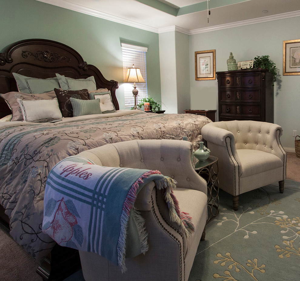 Idéer för vintage sovrum, med gröna väggar och heltäckningsmatta