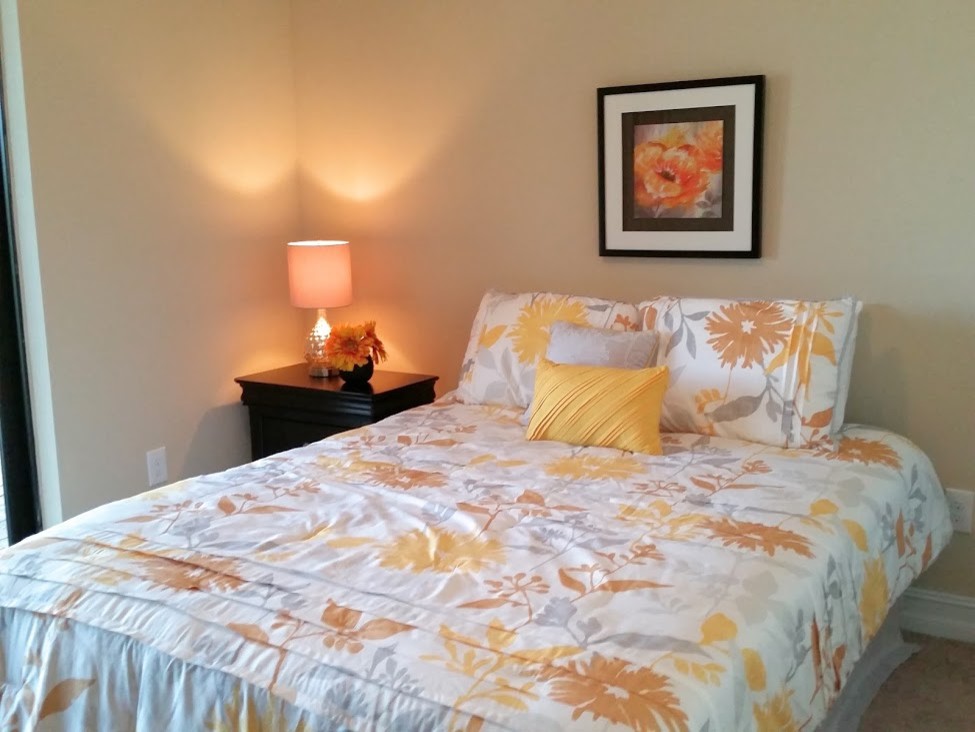 Cette photo montre une petite chambre chic avec un mur beige.