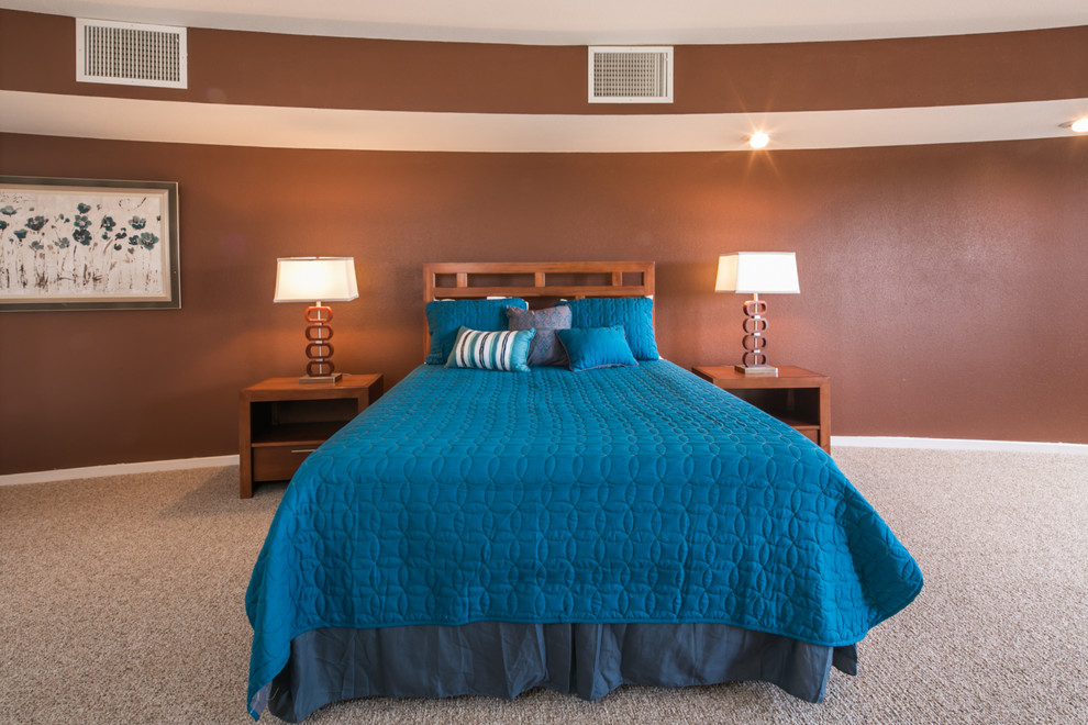 Стильный дизайн: огромная спальня в стиле ретро с коричневыми стенами и ковровым покрытием без камина - последний тренд