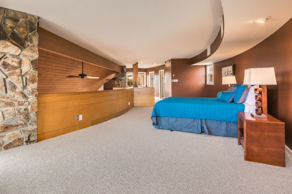アルバカーキにある巨大なミッドセンチュリースタイルのおしゃれなロフト寝室 (茶色い壁、カーペット敷き、暖炉なし) のインテリア