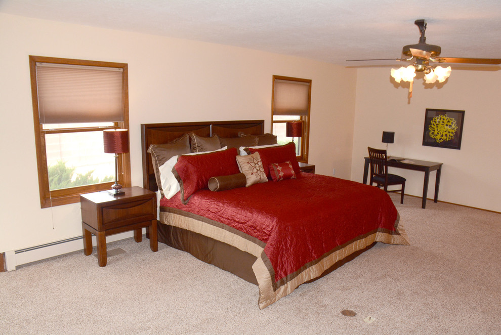 Diseño de dormitorio principal de estilo americano extra grande sin chimenea con paredes beige y moqueta