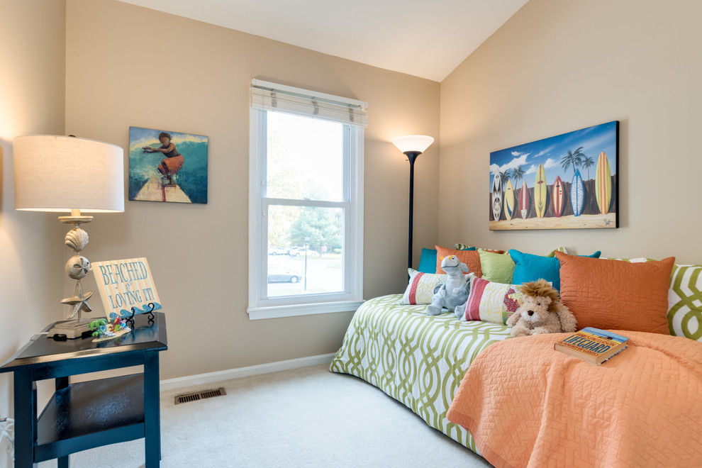 Imagen de dormitorio minimalista pequeño con moqueta y suelo beige