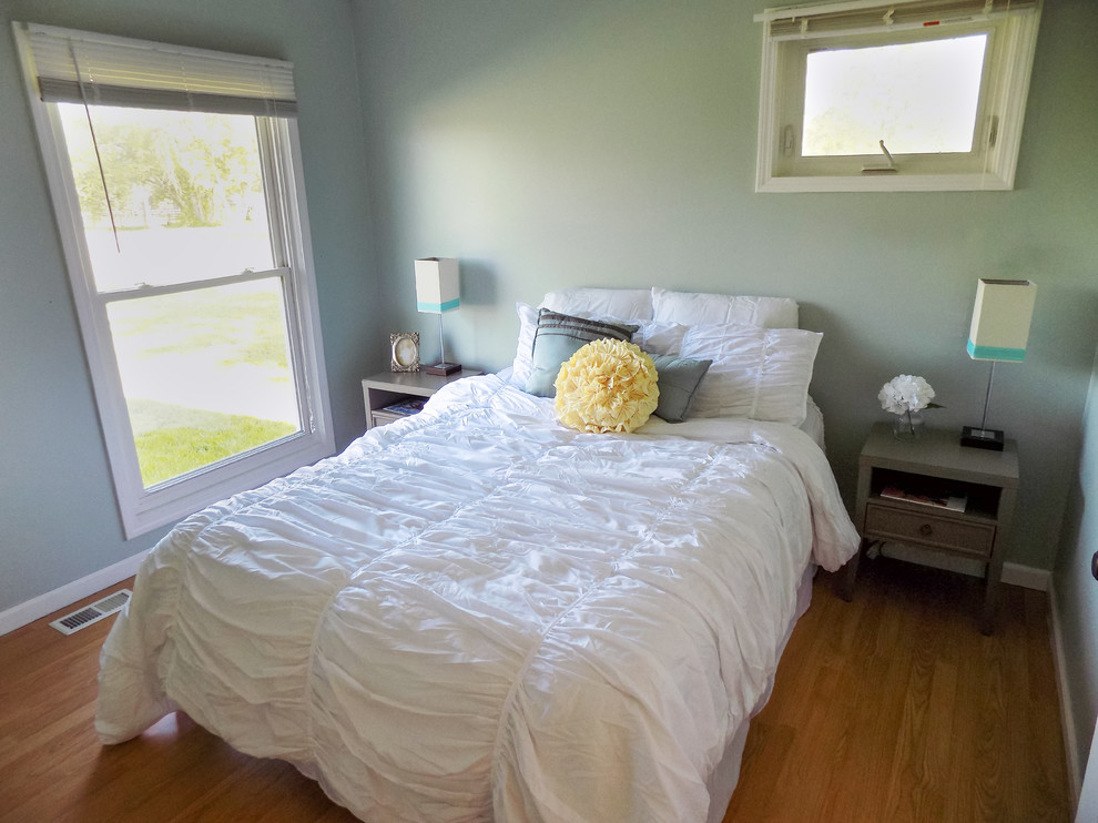 Idee per una piccola camera degli ospiti country con pareti blu, pavimento in laminato e pavimento beige