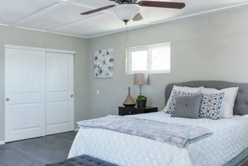 Foto de dormitorio principal de estilo de casa de campo grande con paredes grises, suelo laminado y suelo gris