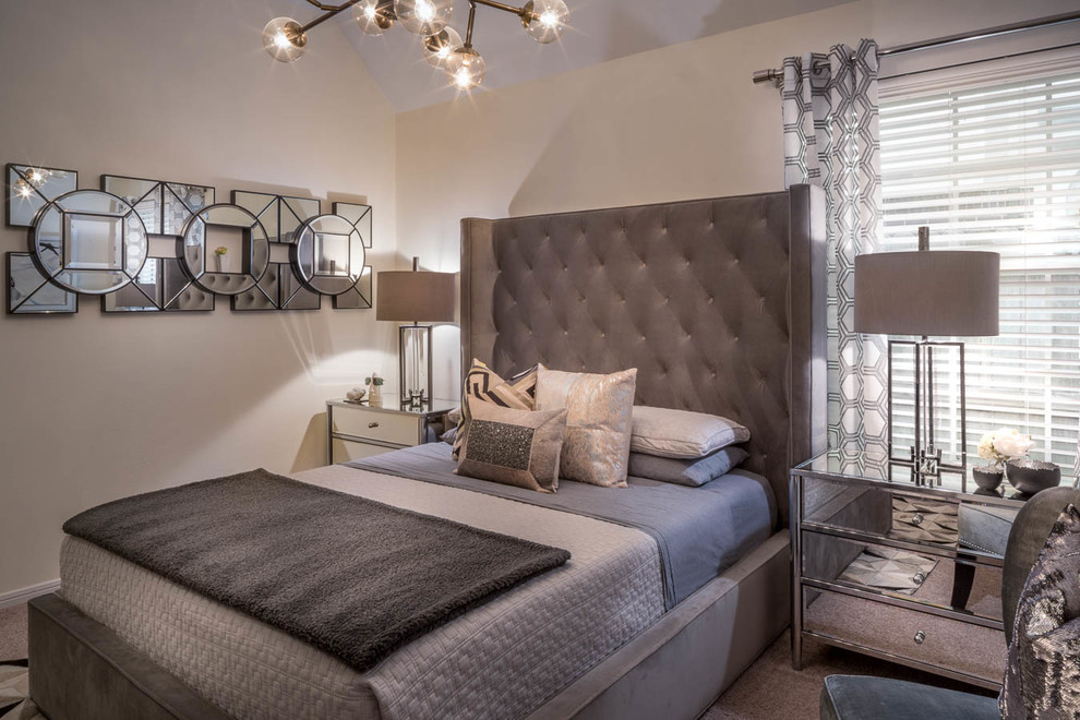 Modelo de habitación de invitados contemporánea pequeña con paredes beige y moqueta